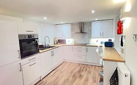 Westons Hideaway, 2 Bed, Free Parking, 6 Mins Walk To Beach,